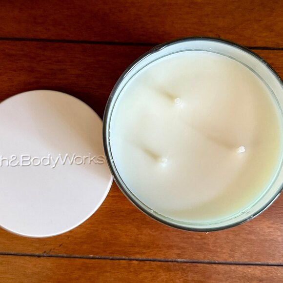 NEW AT THE BEACH 3-Wick 14.5oz Candle  Bath & Body Works - Picture 2 of 3